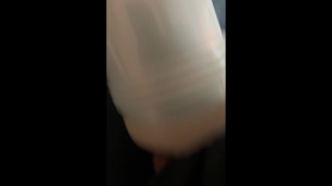 Un mec muscler se branle et baise une chatte sur un oreiller
