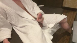 巨根な大学生がAVを見ながらデカチンをシゴいてオナニーする