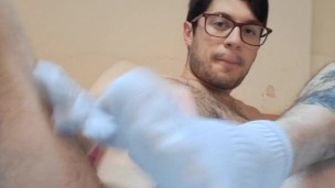 Twink curioso si sega nel lettone esplodendo di tanto latte