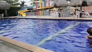 salimos a piscina mi y yo y follamos bien rico en el baño publico