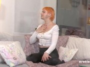 Ersties - Gepiercte Emi aus Berlin masturbiert mit Vibrator 2/16