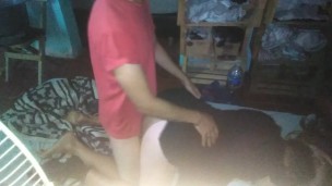 Chico de remera roja le sube el vestido y cogen de perrito