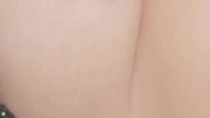 Jugando con pinzas en mis pezones