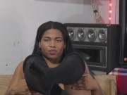 Que piernas tan grandes tiene esta morena deseosa de sexo