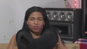 Que piernas tan grandes tiene esta morena deseosa de sexo