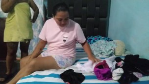 mi madrastra tiene el fetiche de oler mi ropa íntima, le pongo mi coño en su cara para que chupe