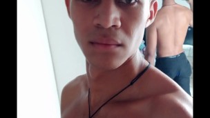 Latino masturbandose