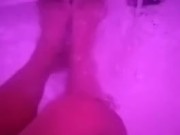 Esperando al amigo de mi esposo que venga a ducharse con Migo mientras mi esposo trabaja (hot wife) 2/16