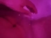 Esperando al amigo de mi esposo que venga a ducharse con Migo mientras mi esposo trabaja (hot wife) 8/16