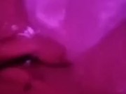 Esperando al amigo de mi esposo que venga a ducharse con Migo mientras mi esposo trabaja (hot wife) 9/16