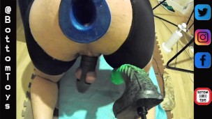 Adepte du fist ce gay avec un pig hole Oxballs Deep 2 se gode avec la sexmachine sa chatte d'homme