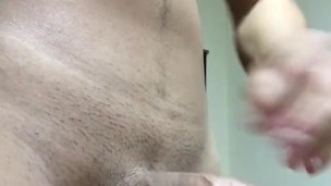garoto mostra rola dura