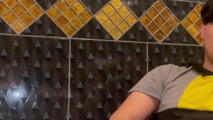 Joven tonto masturbándosela en un baño completo🔥