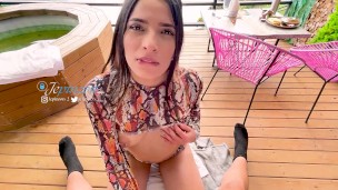 The hotel girl wanted to give me a discount that included a blowjob and cum on her face.