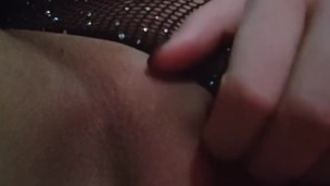 Una MILF si masturba e raggiunge l'orgasmo, masturbati assieme a me!