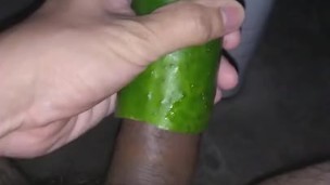PEPINO COGIDO POR MI ENORME VERGA 🥒 / CUCUMBER FUCKED BY MY HUGE DICK