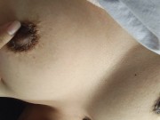 布団の中で乳首オナニーするおっぱい大好き日本人女性♥️