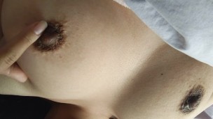 布団の中で乳首オナニーするおっぱい大好き日本人女性♥️