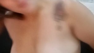 Brincando de socar na bucetinha ate ficar molhadinha