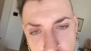 Il Diavolo Elettriko ringrazia una fan per amarlo