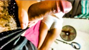 Homem maduro bate uma enquanto ela sonha ZZZ porno bisexual