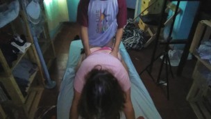 Filmo con el celular como le corro la tanga rosa de lado y cogemos de perrito