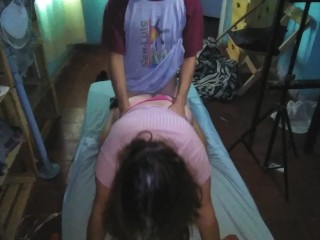 Filmo con el celular como le corro la tanga rosa de lado y cogemos de perrito