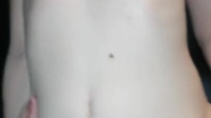 Le chupo la verga al repartidor y dejo que me coja y termine dentro de mi