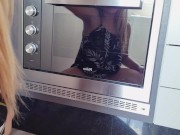 LOIRA GOSTOSA LIMPANDO FORNO BEM SENSUAL 10/16