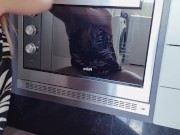 LOIRA GOSTOSA LIMPANDO FORNO BEM SENSUAL 11/16