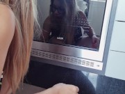 LOIRA GOSTOSA LIMPANDO FORNO BEM SENSUAL 12/16