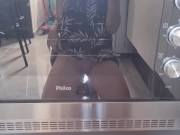 LOIRA GOSTOSA LIMPANDO FORNO BEM SENSUAL 2/16