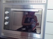 LOIRA GOSTOSA LIMPANDO FORNO BEM SENSUAL 3/16