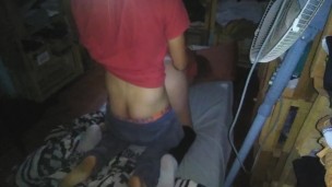 Me la cogi de perrito y le meto los dedos