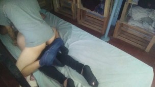 Cogemos de lado con ibita de remera blanca y calza