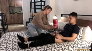 Minha meia-irm&atilde; me ajudou a gozar depois de me pegar me masturbando com um Sohimi Toy