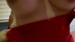 Hermosa MILF En Camison Rojo con Grandes Tetas Le Encanta Montar Mi Verga