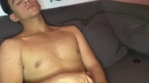 Jovencito se masturbarse hasta sacar su lechita