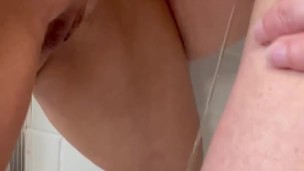 Prima di farci la doccia ci piace pisciare insieme...
