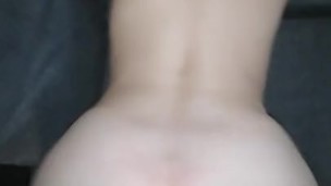 Jovencita latina de perrito cogiendo duro con repartidor