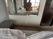 Me encanta follar en cuartos de hotel, puedo gemir todo lo que quiera 10/16