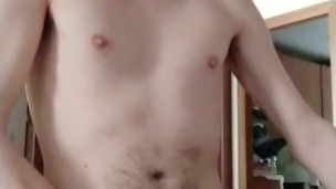 Ragazzo bollente si eccita e schizza molto dopo aver visto porno 🔥🥵💦