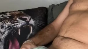 Batendo punheta gostosa ate lambuzar todo o Pau de porra
