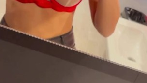 Очень красивая грудь и стоячие соски