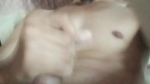 Muchacho venezolano se hace rica paja en su cuarto