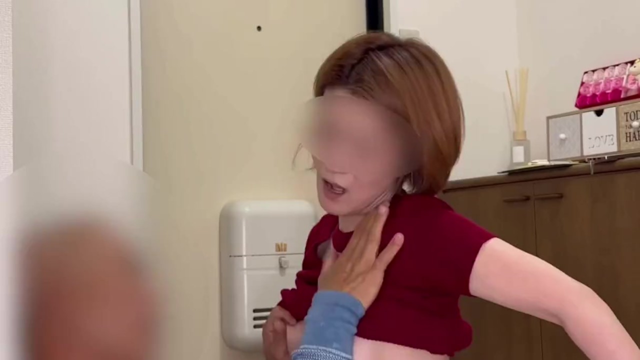 「動画最後に衝撃事実が発覚❤」荷物宅配配達人におねだり生挿入＆中出しされイカされてしまった変態巨乳M熟女❤潮吹きも❤　日本人/巨乳/美女/パイパン/潮吹き/流出/ナンパ/個人撮影 /高画質/寝取られ - 無料セックスビデオ - RedTube