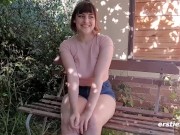 Ersties - Die Australierin Lucy Q. masturbiert vor ihrem Schlafzimmerfenster 10/16