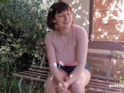 Ersties - Die Australierin Lucy Q. masturbiert vor ihrem Schlafzimmerfenster 5/16