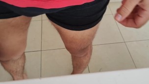 Jugando un poco con mi pene, se divierten ustedes conmigo?