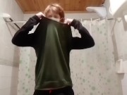Chico caliente se corre en el piso del baño